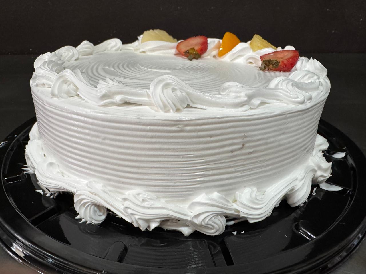 Pastel Tres Leches Clásico con Crema y Fruta