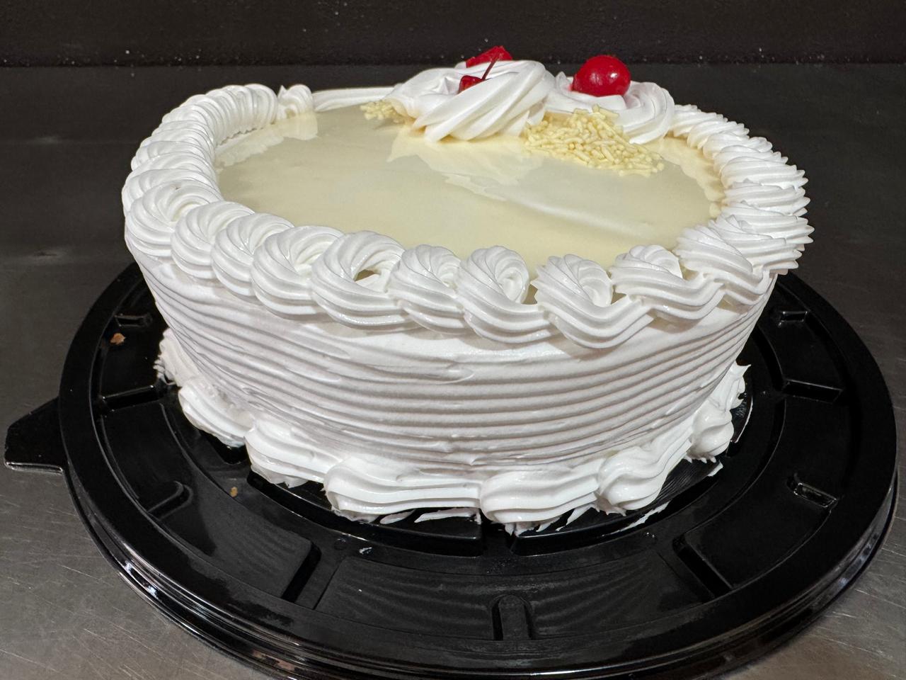 Pastel Tres Leches con Crema y Chocolate Blanco