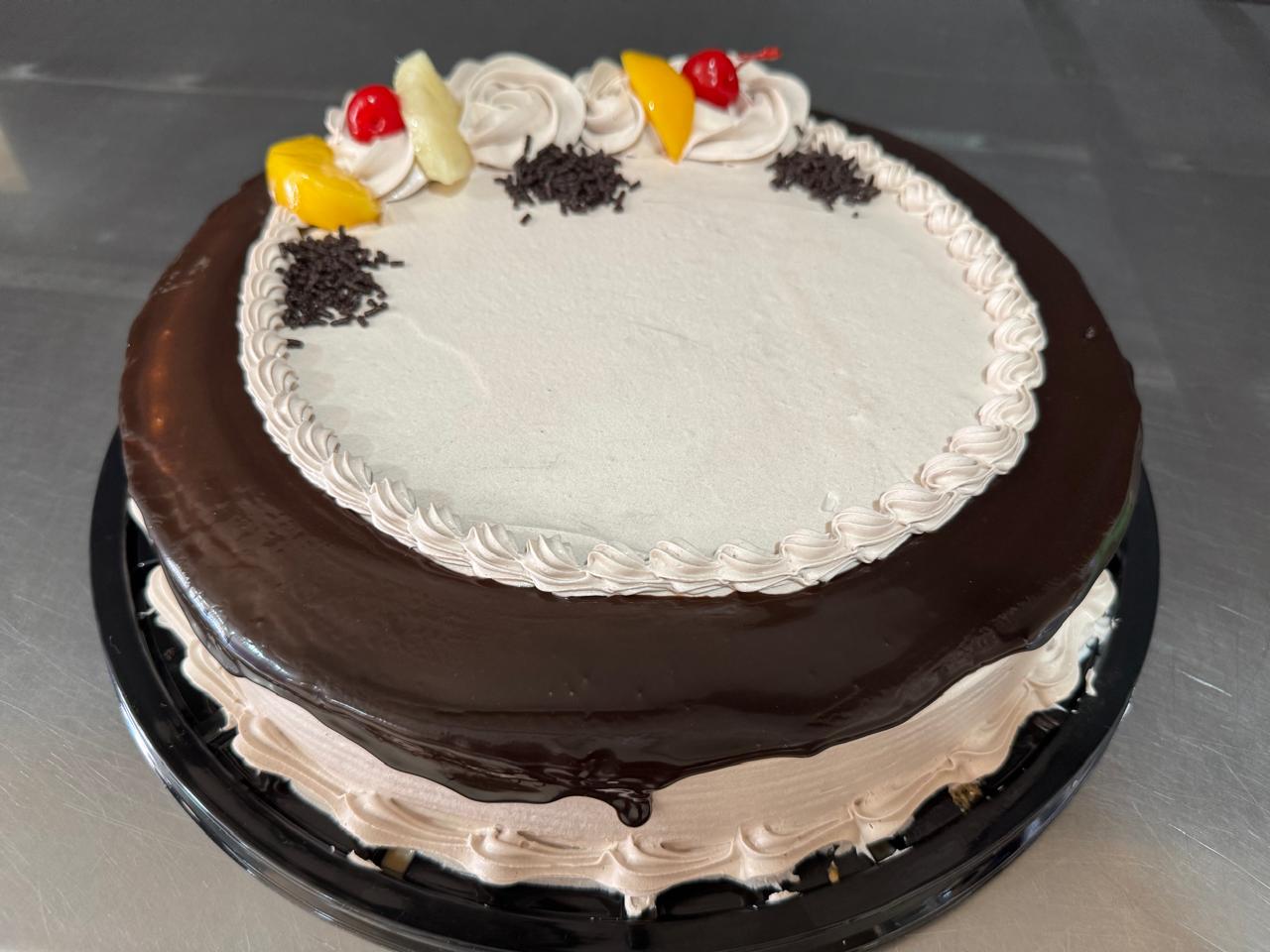 Pastel de Chocolate con Orilla Decorada